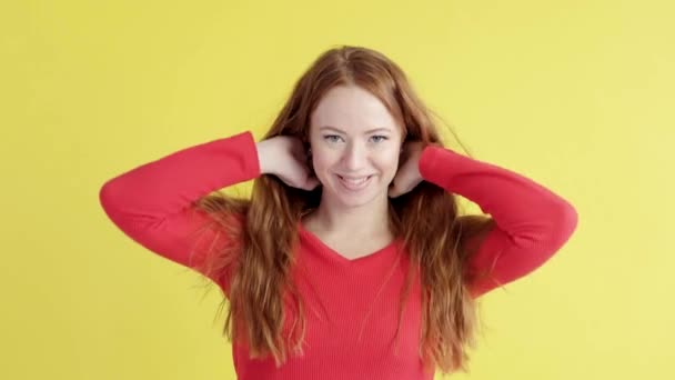 Sarı Arka Planda Gülümseyen Mutlu Kadının Portresi Nsanların Olumlu Duyguları — Stok video