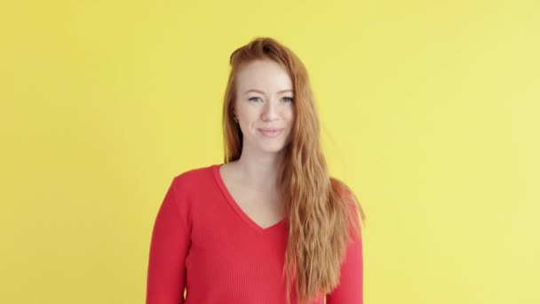 Portrét Rusovlasé Ženy Žlutém Pozadí Žena Podívá Kamery Usměje Dobrou — Stock video