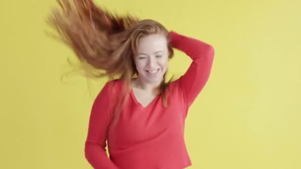 Fröhliche Fröhliche Frau Mit Roten Haaren Tanzt Energisch Auf Isoliertem — Stockvideo