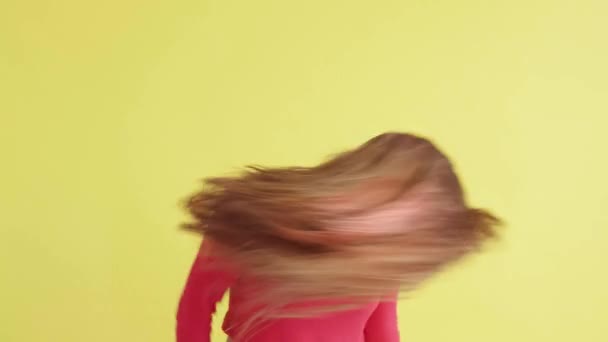 Kırmızı Bluzlu Neşeli Neşeli Güzel Kadın Stüdyonun Izole Edilmiş Sarı Telifsiz Stok Video