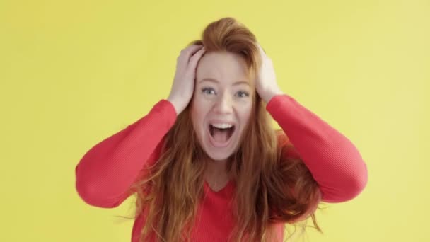 Glada Vacker Kvinna Med Rött Hår Förvånad Och Gläds Tur Videoklipp