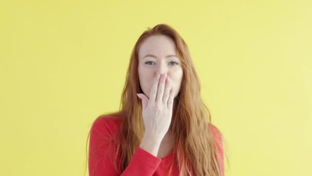 Wanita Cantik Ceria Kaukasia Dengan Rambut Merah Dalam Suasana Hati — Stok Video