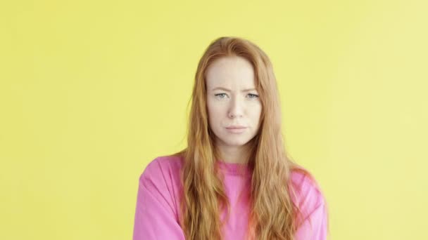 Sarı Izole Edilmiş Arka Planda Uzun Kızıl Saçlı Kendine Güvenen — Stok video