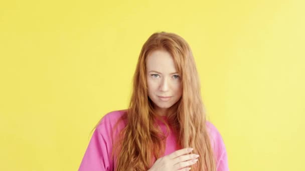 Kızıl Saçlı Genç Bir Kadın Stüdyoda Izole Edilmiş Sarı Bir — Stok video