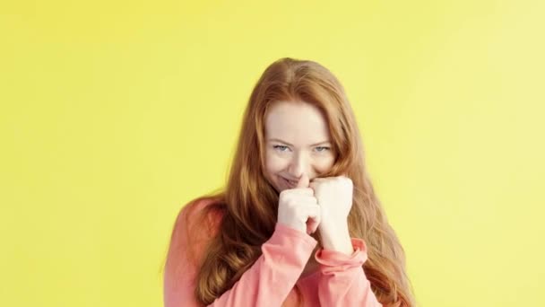 Studio Portret Van Mooie Jonge Roodharige Vrouw Gele Achtergrond Meisje — Stockvideo