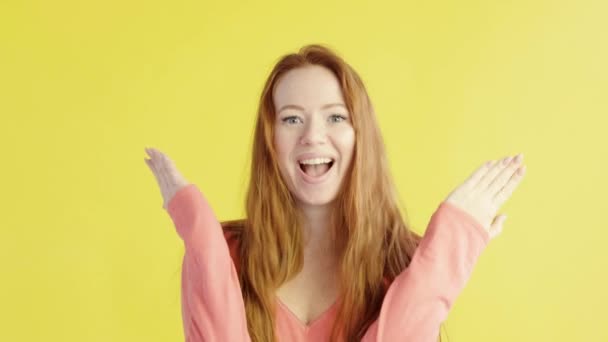 Studioporträt Einer Schönen Jungen Glücklichen Rothaarigen Frau Auf Gelbem Hintergrund — Stockvideo