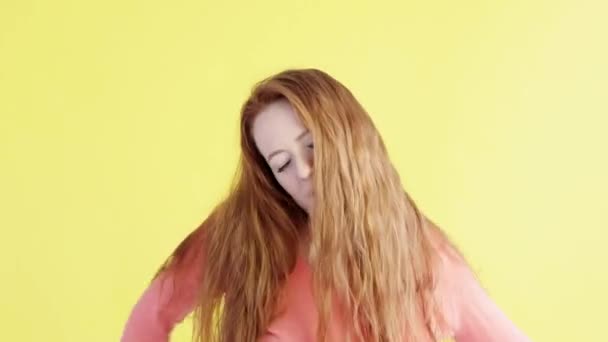 Studio Portrét Krásné Mladé Šťastné Rusovlasé Ženy Žlutém Pozadí Dívá — Stock video