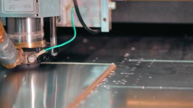 Modern teknolojik kesme efekti CNC makinesinde metal levha üzerinde. Fabrikanın dijital sektöründe üretim süreci. otomatik robotik makine. Elektronik bir pano oluşturmanın ilk aşaması