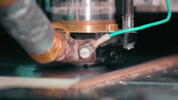 Cncマシン上の金属のシートに近代的な技術的切削効果 工場のデジタル部門での生産プロセスです 部品の密着製造 — ストック動画