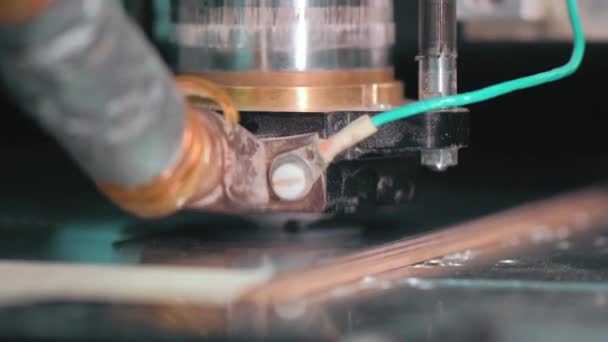 Modern Teknolojik Kesme Efekti Cnc Makinesinde Metal Levha Üzerinde Fabrikanın — Stok video