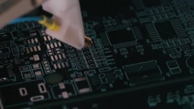 Yüksek teknoloji ürünü robotik ekipmanlara yakın çekim. Elektronik devre kartlarının üretimi. İğne otomatik ekipman teşhisleri ve test çipleri. Otomatik elektronik çip üretimi.