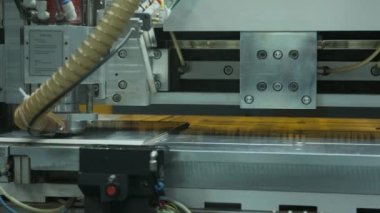 Tahtalar için montaj hattı. Fabrikadaki modern yüksek teknoloji ürünü elektronik tahta ve çipler. SMD bileşenlerinin montajı ve kurulumu için otomatik makine.