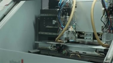 Yüksek teknolojili ekipmanların modern robot üretimi. Büyük otomatik CNC makinesi. Fabrikada üretim süreci. Elektronik Ekipman ve Dijital Süreç Endüstrisi
