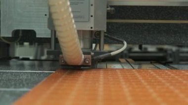 Yüksek teknolojili ekipmanların modern robot üretimi. Büyük otomatik CNC makinesi. Basılı devre kartı fabrikadaki dijital ekipmanlarda işleniyor. Yüksek duyarlı teknoloji endüstrisi