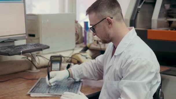 Operador Trabalhador Uniforme Trabalhos Produção Modernos Equipamentos Alta Tecnologia Pessoa — Vídeo de Stock