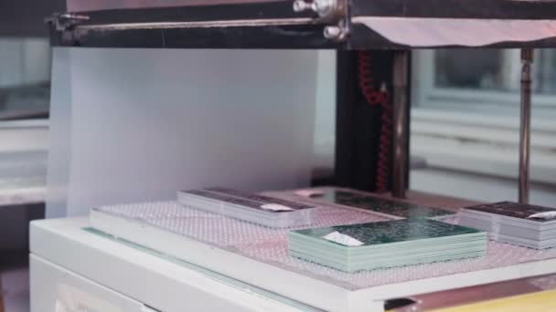Skapande Tryckta Kretskort Modern Produktion Förpackning Mikrochips Och Kretskort Vakuumutrustning — Stockvideo