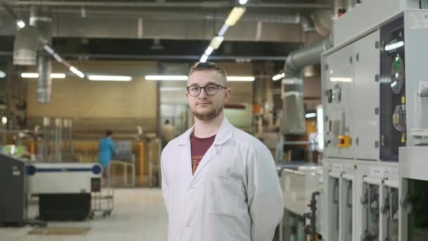 Porträtt Ung Specialistingenjör Teknisk Produktion Inspektör Uniform Fabriken — Stockvideo