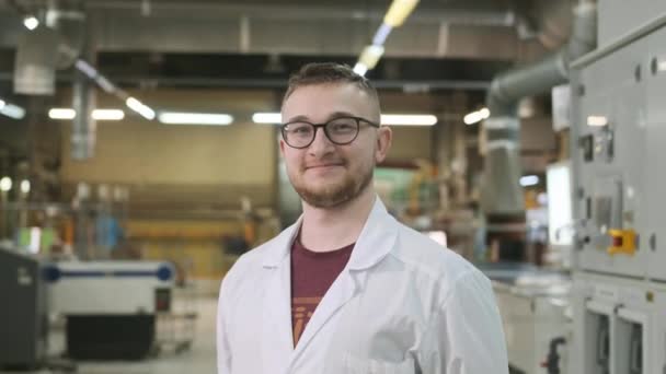 Retrato Jovem Engenheiro Especialista Produção Tecnológica Inspetor Caucasiano Uniforme Instalações Filmagem De Bancos De Imagens Sem Royalties