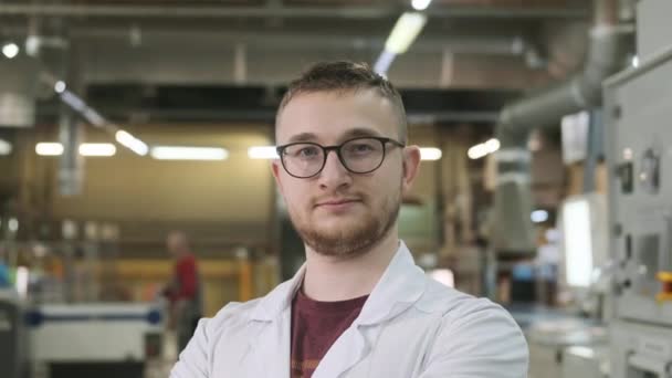 Teknoloji Üretiminde Genç Bir Mühendisin Portresi Beyaz Üniformalı Müfettiş Fabrikadaki — Stok video