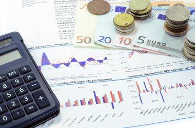 hesap makinesi, banknot ve madeni paralar
