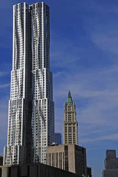 8 Spruce Street, with the Woolworth building in the background — Stock Photo, Image