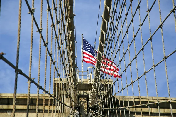 Amerikan bayrağı ile Brooklyn Köprüsü