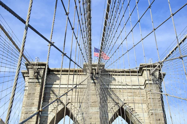 Brooklyn bridge closeup with the american flag — Stock Photo, Image