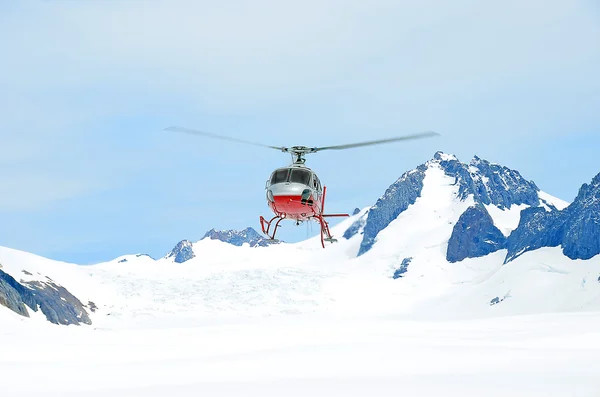 Décollage d'un hélicoptère dans la neige — Photo