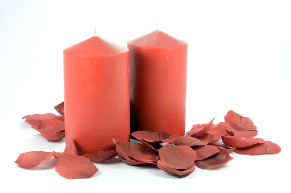 Rote Kerzen und Rosenblätter — Stockfoto