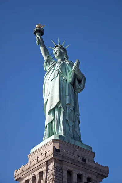 Statue of Liberty complete blue sky background — Stock Photo, Image