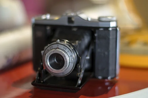 Винтажная чёрная камера — стоковое фото