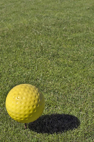 Yellow golf ball — Stock Photo, Image