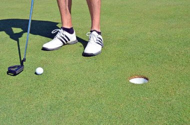 Golf topu golf ayakkabıları ve sopa
