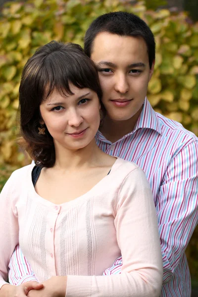 Genç çift sarılıyor.