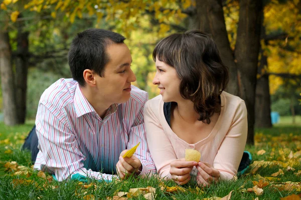 Attraktive par som ser inn i hverandres øyne – stockfoto