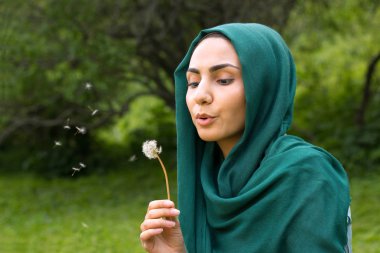 İranlı genç kadın doğası üzerine