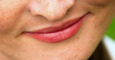 Gülümseyen genç kadın