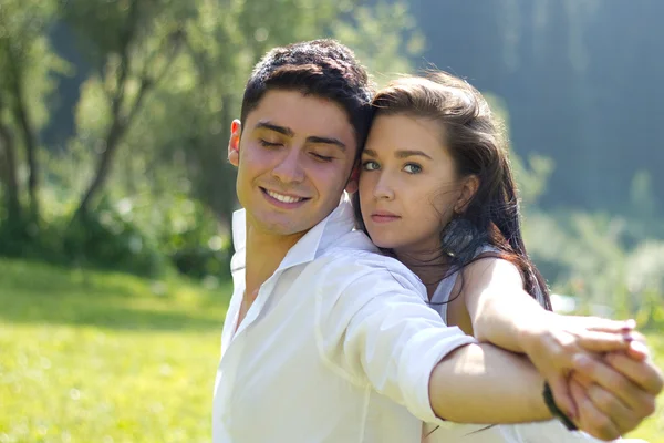 Man en vrouw buiten — Stockfoto