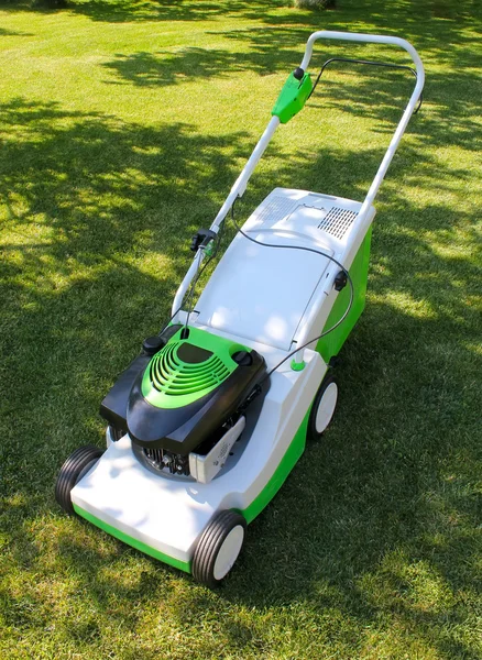 Lawn mower on the lawn — Stock Photo, Image