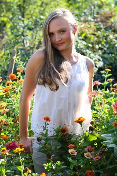 Beautiful young woman — Stock Photo, Image