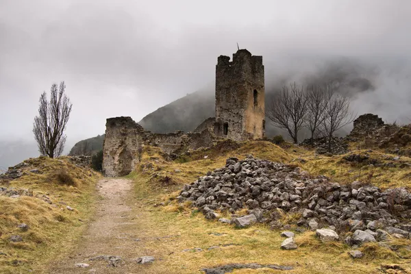 Castillo de Gosol entre la niebla