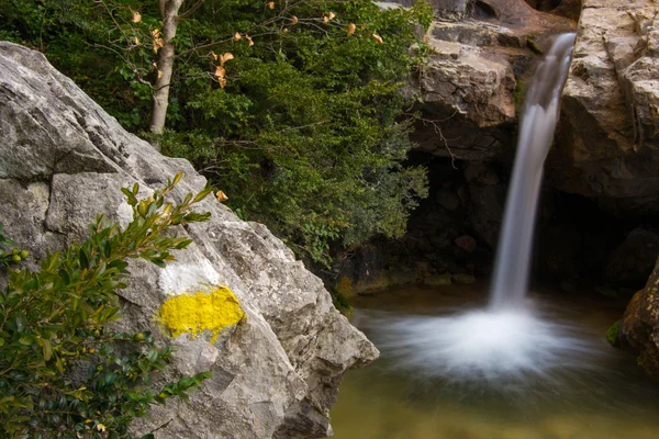Marca de PR i salto de agua. Els Empedrats, Cadí.