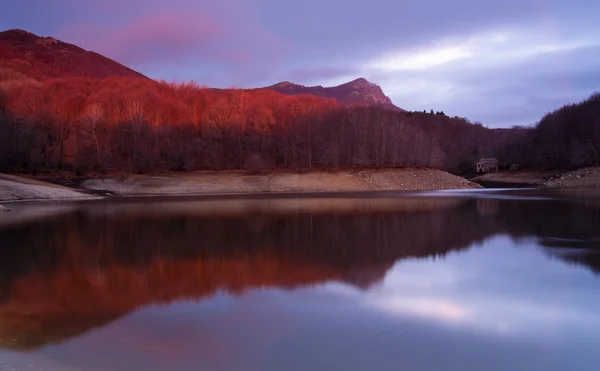 Amanecer tr el pantano de santa fe del montseny