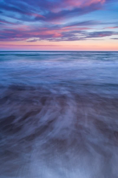 renkler ve gün batımında sahilde hareketi.