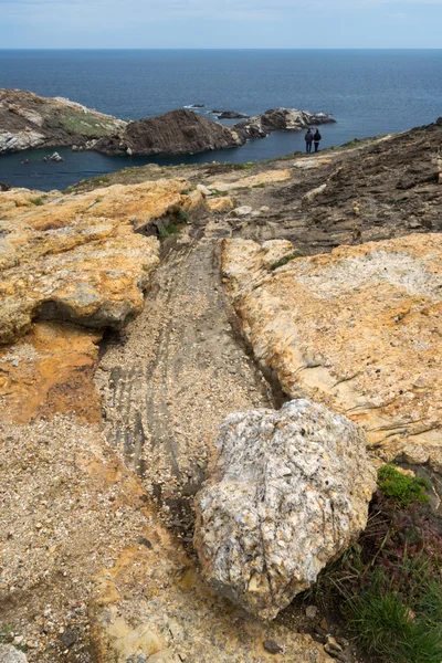 Urme stâncoase până la mare. Cap de Creus. Costa Brava . — Fotografie, imagine de stoc