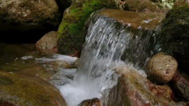 Dağ nehri akıntısı akan sular yavaşça akar, doğal akışkan hareketler