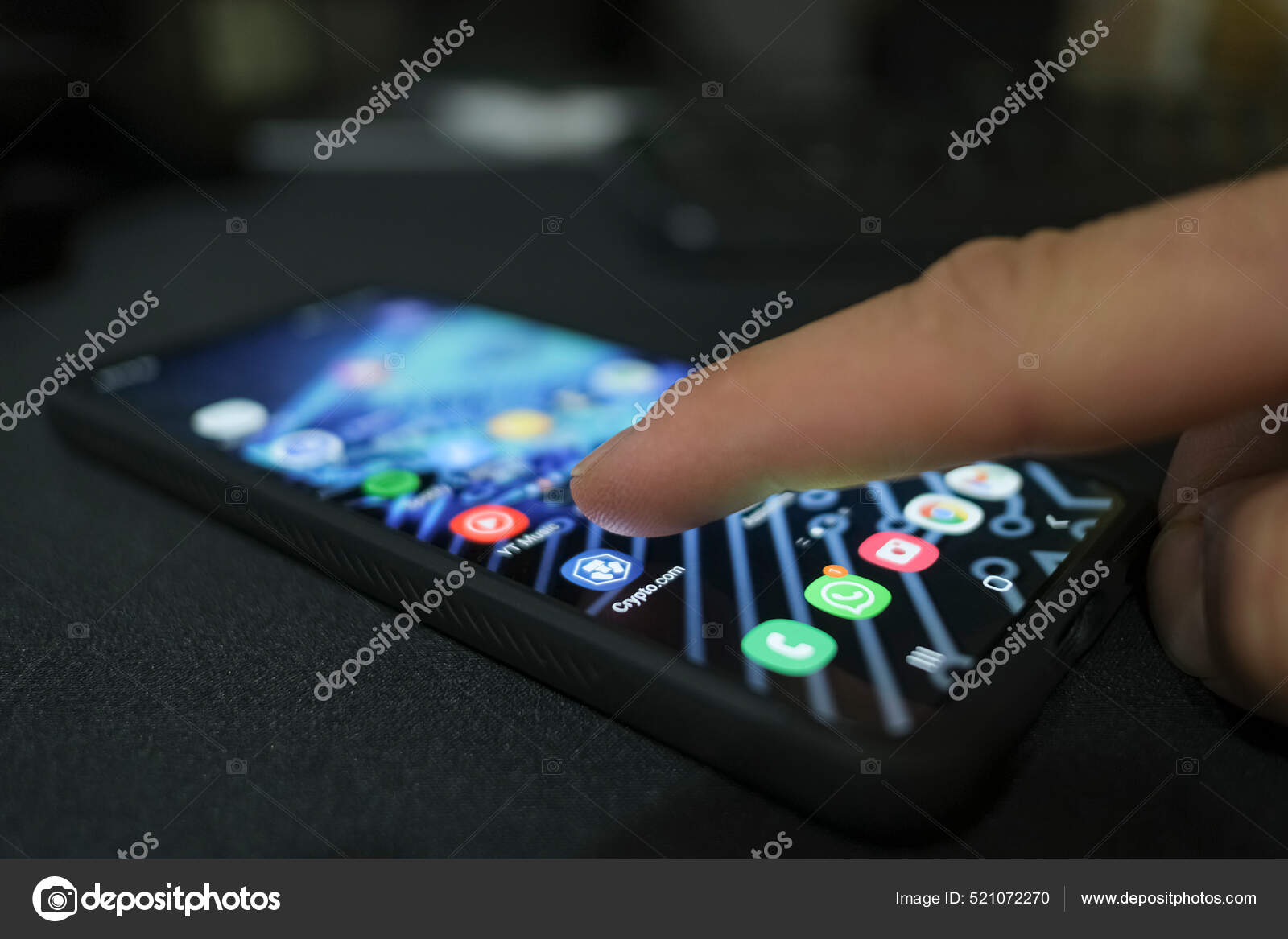 Человек использует приложение криптовалюты на смартфоне, биржа, цифровой  бизнес, crypto.com — Стоковое редакционное фото © Paolo_galasso #521072270