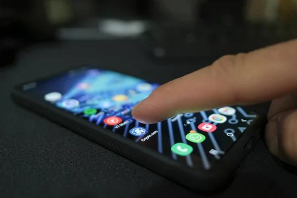 Adam akıllı telefon, değiş tokuş, dijital iş, kripto.com üzerinde şifreli para birimi uygulaması kullanıyor