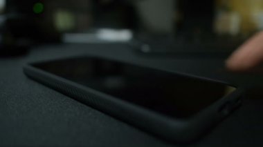 Parmak izi güvenliği taranıyor. Bir Smartphone 'un kilidini açın. Biyometrik Güvenli Veri Teknisyeni