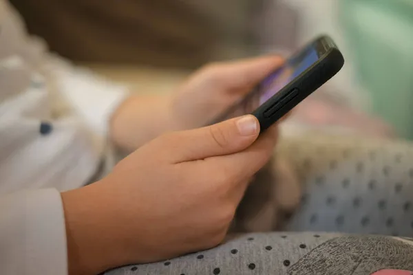 Menina criança usar smartphone para navegar plataforma de vídeo, tecnologia de educação de crianças — Fotografia de Stock